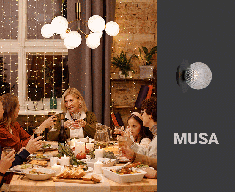 La versdión colgante con múltiples bombillas de MUSA sobre una mesa de navidad