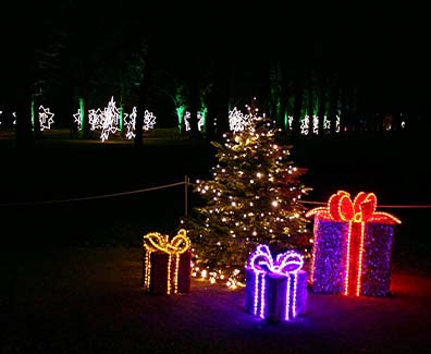 tiras led aplicadas en un árbol y regalos en un ambienteexterior de noche