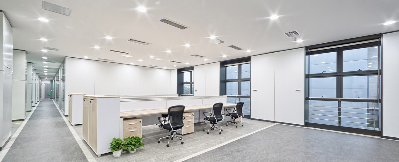 Iluminación de zonas de trabajo: En oficina y en casa.